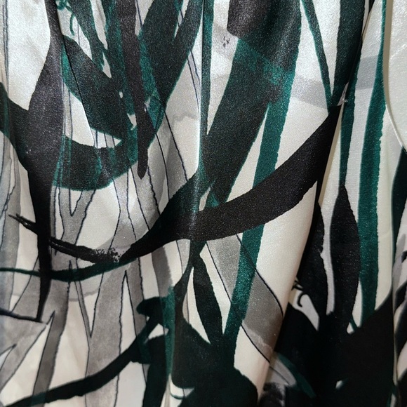 Tahari Black and White Abstract Tank Top - Picture 3 of 5